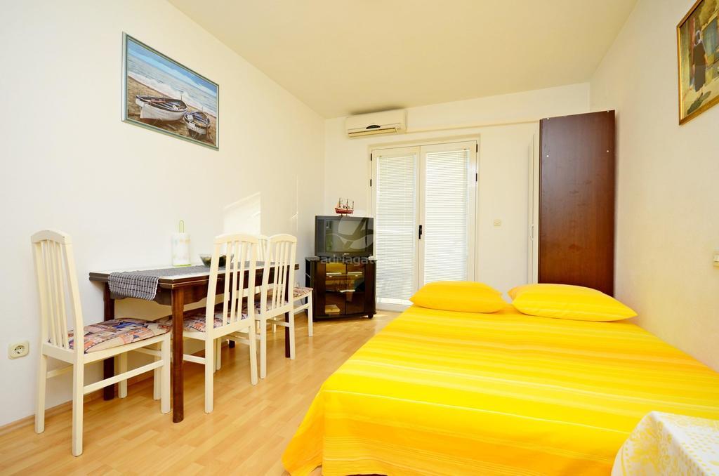 Apartments Mario With Private Parking Makarska Oda fotoğraf